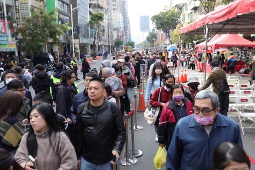 「高雄過好年」三鳳中街率先登場 陳其邁發蛇來運轉小紅包