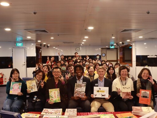 圖書館船隊「望僕號」停靠高雄港 高市圖參訪贈書百冊