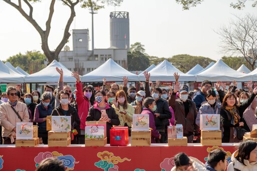 嘉縣年貨市集創意料理迎新春 鄉親大排長龍領紅包