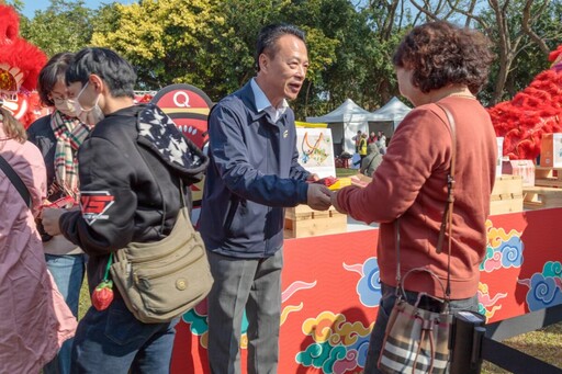 嘉縣年貨市集創意料理迎新春 鄉親大排長龍領紅包