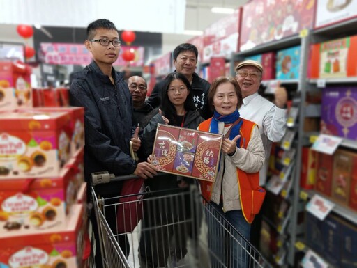 迎新年「蛇」麼都買！虎尾東區扶輪社贊助雲林家扶親子歡樂購