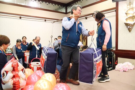 「為愛發光」圍爐 國軍戰技展演學童送祝福卡