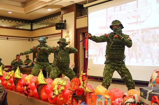 「為愛發光」圍爐 國軍戰技展演學童送祝福卡