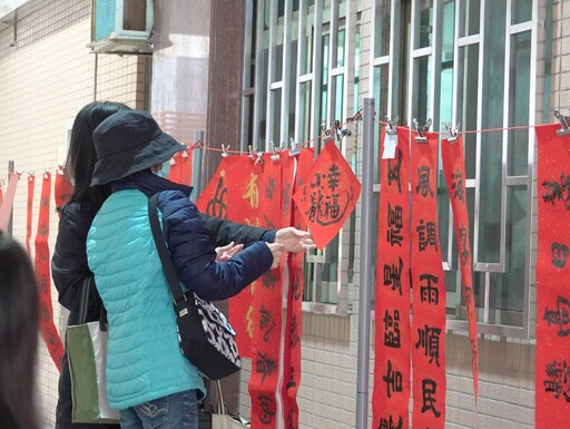 高雄郵局新春揮毫送春聯 祝福滿滿迎金蛇年