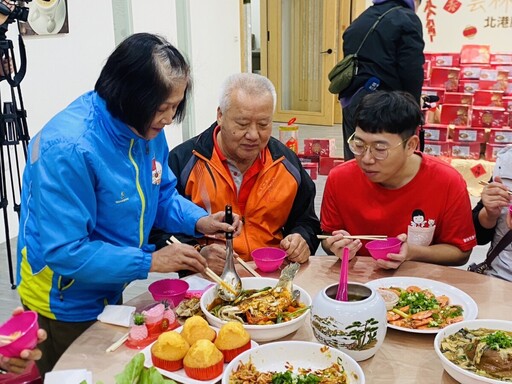 善心人士捐贈圍爐年菜 雲林家扶家庭備感溫馨