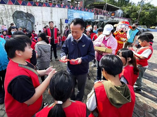 翁章梁赴大埔、阿里山鄉發新春紅包