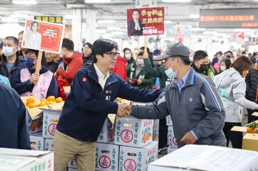 關心年前農產品供應情形 陳其邁早起巡訪果菜市場