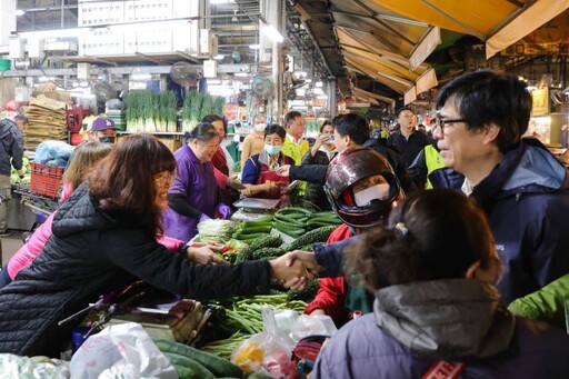 關心年前農產品供應情形 陳其邁早起巡訪果菜市場