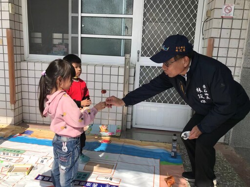 港墘國小歲末親師生聯誼 惜物跳蚤市場現場熱烈