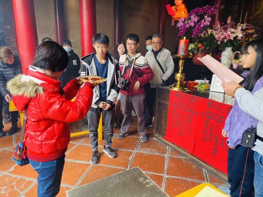 結合傳統技藝與信仰 藝師林佩瑩「奧運規格」供神花獻北港媽祖