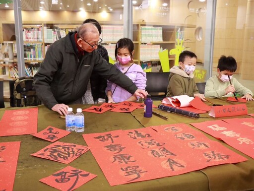 蛇來迎新送春聯嘶嘶如意 高市圖借書送春聯