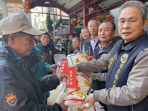 礁溪協天武聖慈善會發紅包白米濟助弱勢