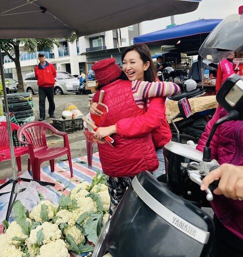 李雨庭新春送紅包 林園市場洋溢濃厚年味