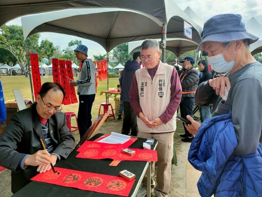 鳳山區所邀高市創意台灣文化協會 揮毫春聯賀歲