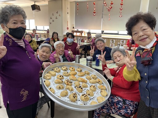 嘉基長青園麵糰飄出年味香 手作千歲饅頭讓長輩樂開懷