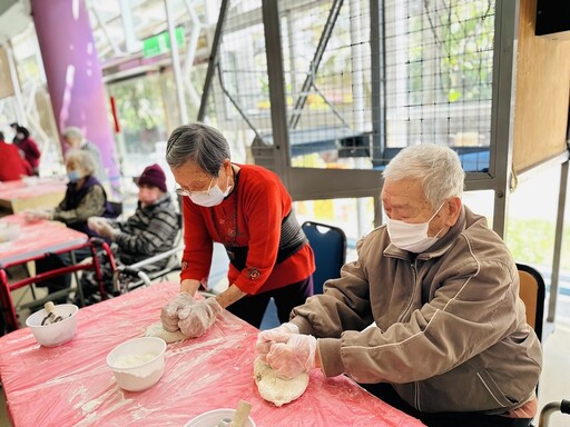 嘉基長青園麵糰飄出年味香 手作千歲饅頭讓長輩樂開懷