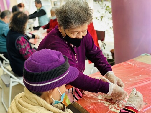 嘉基長青園麵糰飄出年味香 手作千歲饅頭讓長輩樂開懷