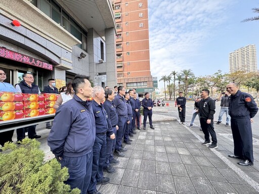 春安行動啟動 曾俊傑送茂谷柑慰警暖心賀節