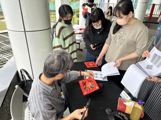 銀蛇迎春揮毫贈聯 台電屏東送福暖心