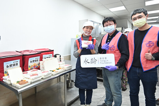 執行長郭曉玲親下廚送營養餐 助獨老貧老「永飽安康」