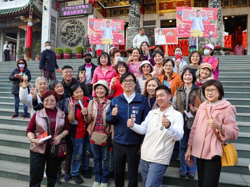 蛇年好運來！陳其邁走春發紅包 廟埕人潮爆滿