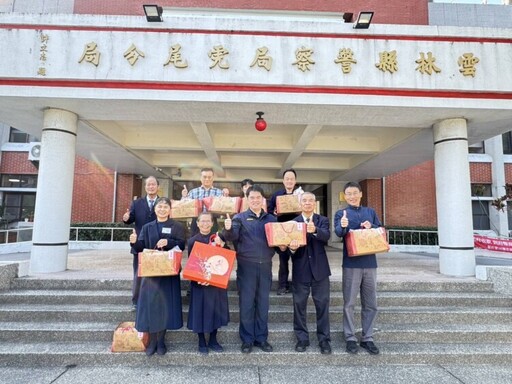 蛇我其誰！警春節不打烊 慈濟志工慰勉虎警辛勞