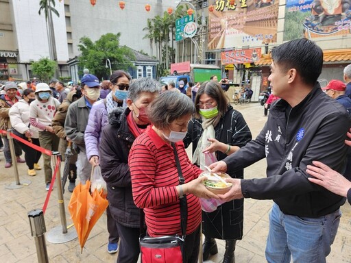 宜蘭五穀廟寒冬發放愛心便當年菜 場面溫馨