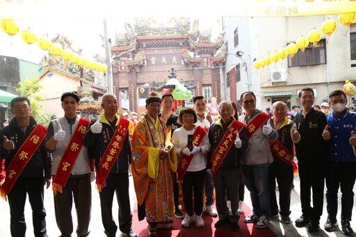 嘉市大天宮五穀王廟「迎春禮」 黃敏惠為芒神春牛點睛