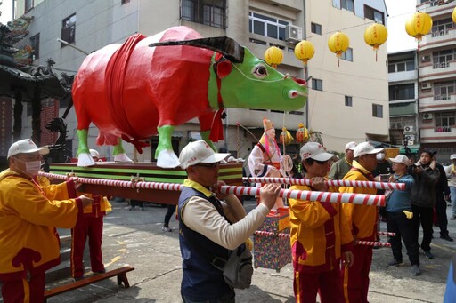 嘉市大天宮五穀王廟「迎春禮」 黃敏惠為芒神春牛點睛