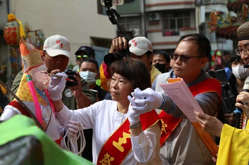 嘉市大天宮五穀王廟「迎春禮」 黃敏惠為芒神春牛點睛