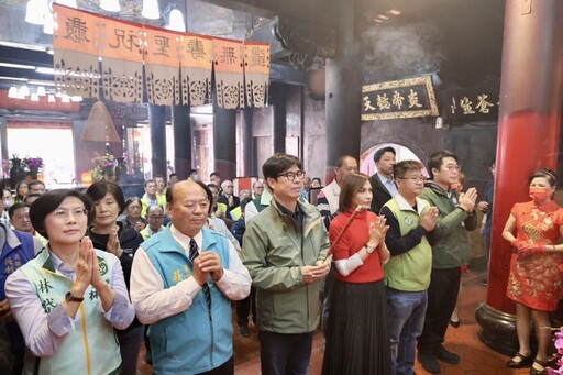 陳其邁參香祈福三區 拜年送紅包人氣旺