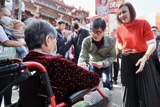 陳其邁參香祈福三區 拜年送紅包人氣旺