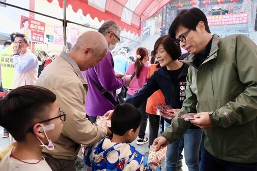 陳其邁參香祈福三區 拜年送紅包人氣旺