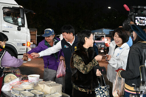 蛇序呈祥福壽安康 饒慶鈴清晨果菜市場拜年