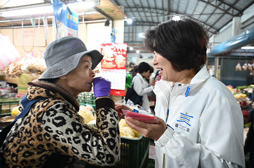 蛇序呈祥福壽安康 饒慶鈴清晨果菜市場拜年