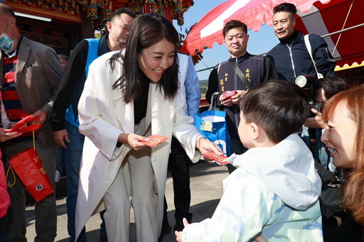 年初一跑7宮廟祈福 許淑華發紅包民眾包圍