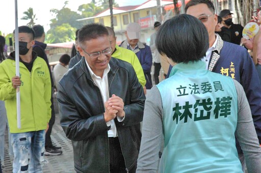 陳其邁大年初一走春送紅包 祝賀市民新年快樂