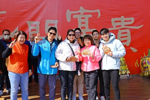 黃敏惠初一送開運紅包 祈願市民幸福安康