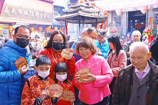 黃敏惠初一送開運紅包 祈願市民幸福安康