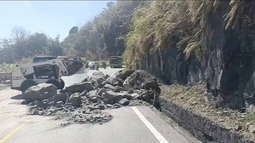 大年初二5.6地震 阿里山公路落石砸車大埔水庫蔣公銅像倒塌幸無人受傷