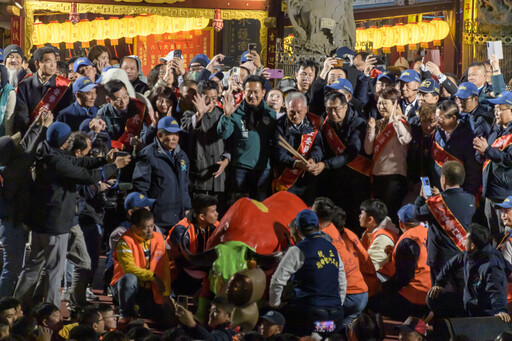 鹿耳門聖母廟高空煙火秀登場 黃偉哲啟炮點亮夜空迎小龍年