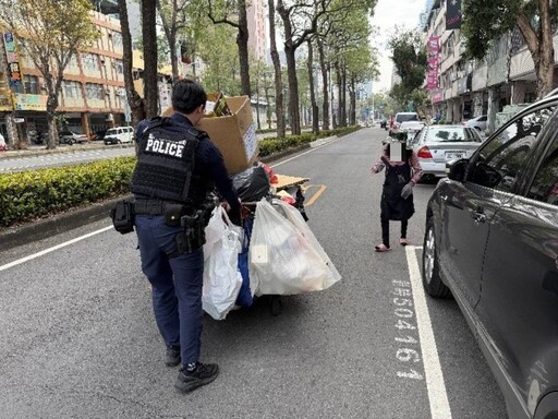 寒冬見溫情 苓雅暖警熱心協助拾荒婦