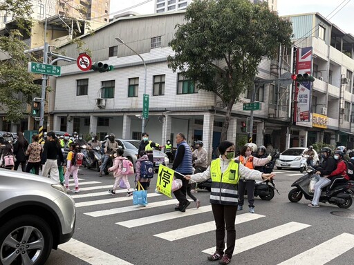 開學日 警力護航安全無憂