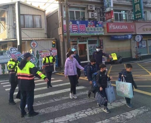 年假結束開學日 市長朴警齊護童宣導反詐強化交通法治