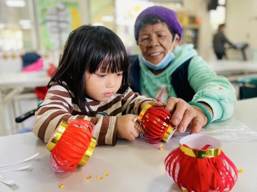 紅包變燈籠 高雄親子巧手迎元宵