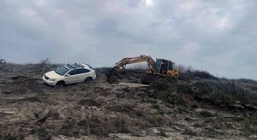 寒天拍野鳥受困沙地 臺西警及援救回一命