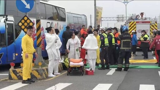 嘉縣新港鄉縣道發生進香團遊覽車追撞事故 24人受傷送醫