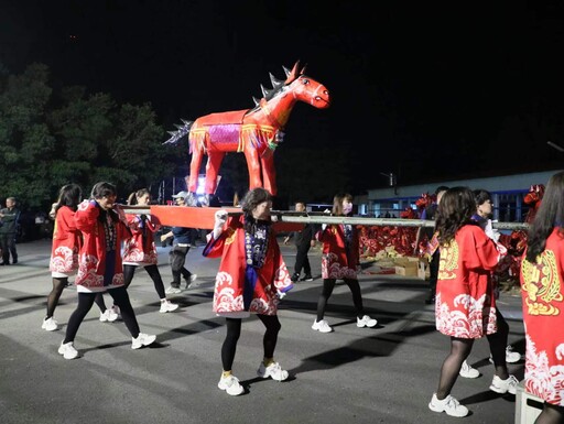 鹿草圓山宮放火馬消厄運擲炮台拿獎品 民眾共襄盛舉