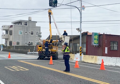 東北季風狂吹電線落 北港警即時通報排除獲讚許