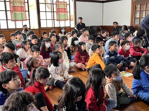 校園變身藝術殿堂 名導蔡明亮與龍田國小師生共賞摩登時代